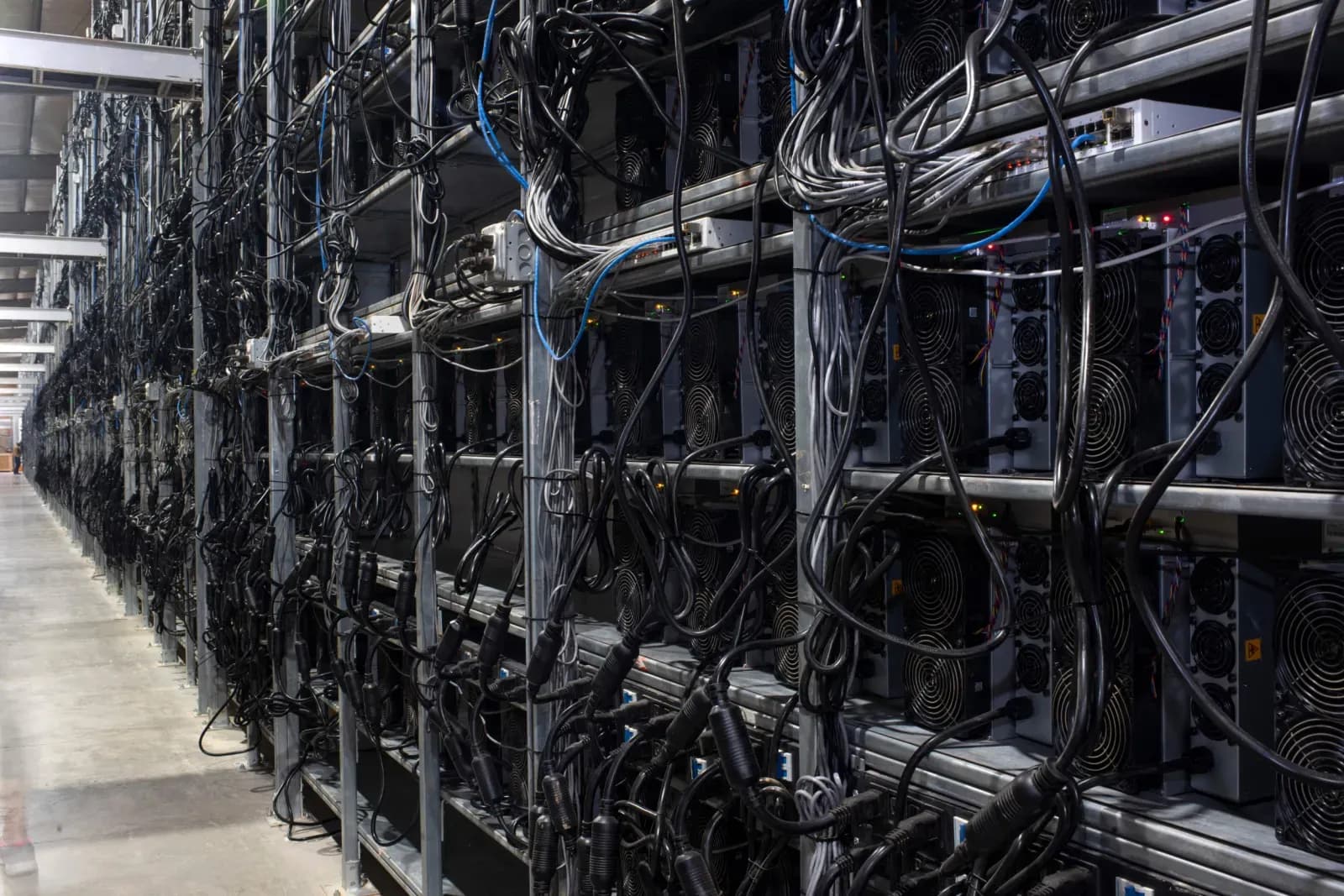 2530290-bitcoin-mining-warehouse-texas
